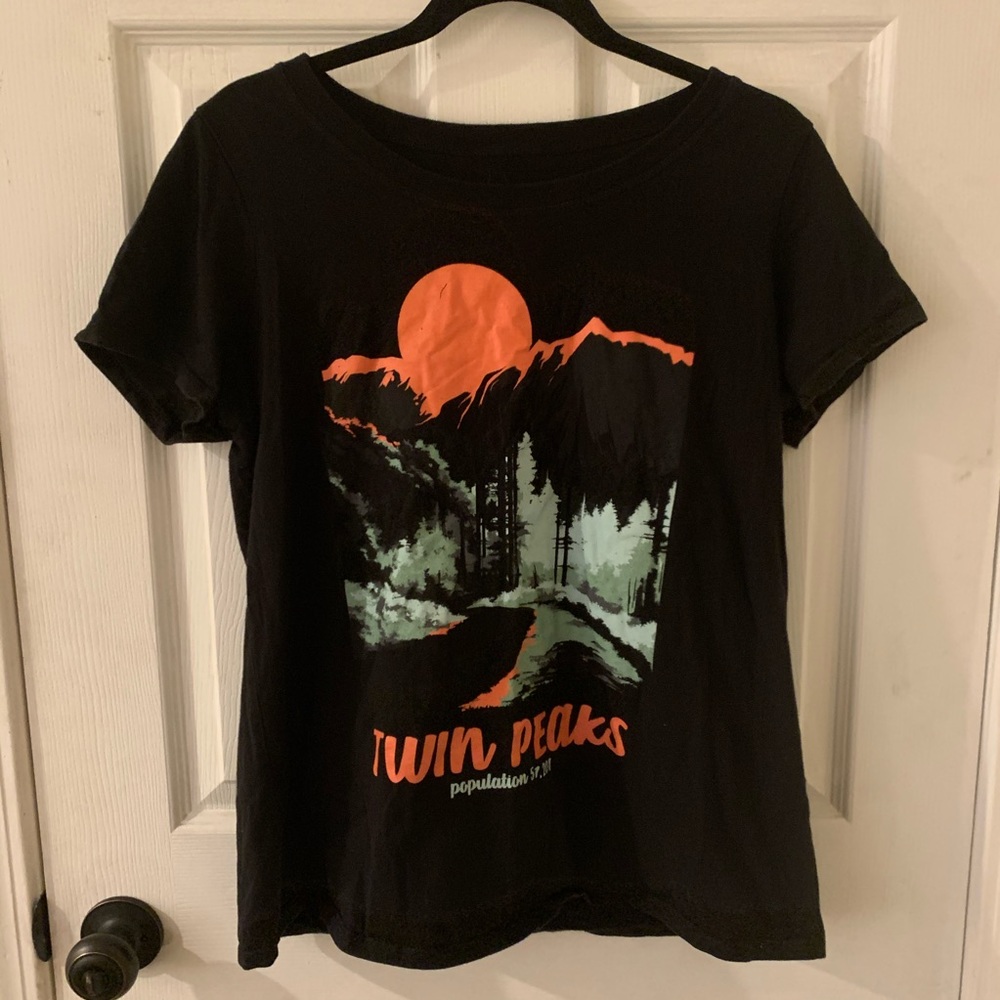 Twin Peaks Graphic Scoop Tee